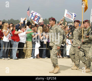 Paracadutisti assegnato 3° Brigata Team di combattimento, ottantaduesima Airborne Division marzo passato in attesa ai membri della famiglia di un hangar a rampa verde sulla Fort Bragg, N.C., Ottobre 27, 2007, in seguito alla loro 15-mese la distribuzione in Iraq. Sgt. 1. Classe Robert Hyatt, U.S. Esercito. Foto Stock