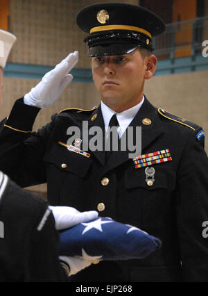 Stati Uniti Army Spc. David Saari, North Dakota esercito nazionale Guard, saluta durante il funerale militare onore team di formazione presso le Forze Armate di riserva, centro di Fargo, N.D., Agosto 17, 2007. Senior Master Sgt. David H. Lipp Foto Stock