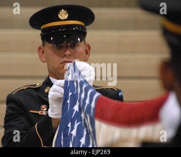 Stati Uniti Army Spc. David Saari, North Dakota esercito nazionale Guard, pieghe una bandiera americana durante il funerale militare onore team di formazione presso le Forze Armate di riserva, centro di Fargo, N.D., Agosto 17, 2007. Senior Master Sgt. David H. Lipp Foto Stock