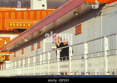 Una coppia matura mangiare pesce e patatine Britannia Pier. Great Yarmouth. Norfolk. In Inghilterra. Regno Unito Foto Stock