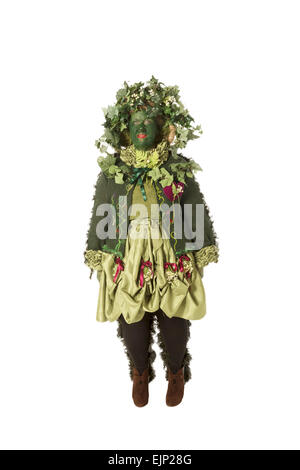 Una donna in costume al tradizionale Hastings Jack in the Green Festival. Sussex Orientale. Inghilterra. REGNO UNITO Foto Stock