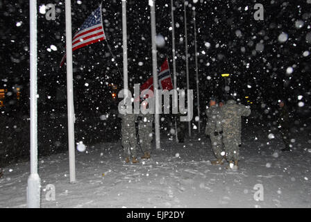 Stati Uniti I soldati dell esercito dal Minnesota esercito Guardia Nazionale e al norvegese Home Guard deputati si alzano la loro bandiera a Camp Vearnes, il Regno di Norvegia per la XXXV U.S. annuale/Norvegese di truppa di scambio reciproco di Febbraio 13, 2008. Le guardie potranno prendere parte in inverno e la formazione di un unico scambio culturale durante queste due settimane la distribuzione. Tech Sgt. Jason Rolfe Foto Stock