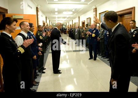 090128-N-0696M-294 Presidente degli Stati Uniti Barack Obama onde addio dopo aver saluto i membri del servizio durante la sua prima visita al Pentagono, Gennaio 28, 2009. Obama e il Vice Presidente Joe Biden si è incontrato con il Segretario della Difesa Robert M. Gates e di tutti i capi di servizio di ottenere i loro ingressi su strada in Afghanistan e in Iraq. La comunicazione di massa Specialist 1a classe Ciad J. McNeeley Foto Stock