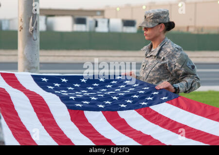 Un soldato sulla bandiera dettaglio si prepara a volte vecchia gloria come parte di un quotidiano Sveglia cerimonia ott. 24 a Camp Arifjan in Kuwait. La bandiera è stata presentata a Briga. Gen. Donald Tatum, Comandante generale del 135supporto comando Expeditionary. Questa particolare serie a stelle e strisce ha sorvolato esercito Group-Kuwait supporto presso la sede centrale per 211 giorni, un periodo che casualmente è coinciso con il tempo Tatum e le sue truppe aveva ordinato a molte delle missioni logistiche condotte sotto GLI STATI UNITI Il comando centrale e l'area di operazioni. Prima di quel giorno, l'Alabama nazionale unità di guardia effettuato un transf Foto Stock