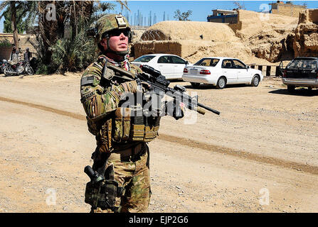 Stati Uniti Esercito nazionale del personale di guardia Sgt. James Bates, una forza di sicurezza leader di squadra assegnato al Team di Ricostruzione Provinciale Farah, fornisce la sicurezza durante una pattuglia nella città di Farah, provincia di Farah, Afghanistan, Sett. 22. Il PRT è alla conduzione di una missione per soddisfare con i principali leader locali. PRT Farahâ€™s forza di sicurezza è costituita da Guardia Nazionale di fanti fuori Alaska che hanno la responsabilità di garantire la sicurezza di tutti assegnati al PRT Farah. Foto Stock