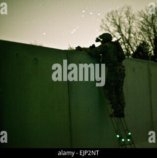 Un U.S. Army Ranger dal 2° plotone, Charlie Company, 3° Battaglione, 75o Reggimento Ranger, fornisce la sicurezza su un muro di cemento durante un esercizio di operazione condotta a Fort Knox, KY., 22 aprile 2014. I rangers sono costantemente la formazione per mantenere il più alto livello di competenza tattico. La formazione è stata per garantire che tutti i soldati sono abili nella posizione del guerriero le competenze e le attività in preparazione per la loro prossima distribuzione. Spc. Arthur Ruepong Foto Stock