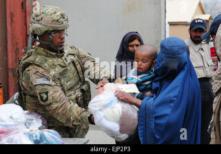 Stati Uniti Esercito Sgt 1a. Herbert Duvernay di San Jose, California, sede del Quartier Generale Azienda, xi teatro tattico vigili del segnale, Task Force segnale, volontari con funzionamento a cura di El Salam egiziano ospedale di campo su Bagram Air Field Marzo 27. I volontari hanno contribuito a distribuire abbigliamento e vari articoli da emporio a gente afgana. Foto Stock