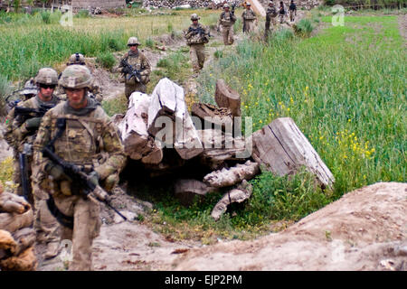 Soldati dal primo plotone, società A, 1° Battaglione, 168Reggimento di Fanteria, 34a divisione di fanteria, Iowa Guardia nazionale, patrol al di fuori del villaggio Ruwquiean, in Afghanistan il 9 giugno. Primo plotone della missione è stato quello di garantire la sicurezza per le forze di sicurezza nazionali afgane come hanno cercato il villaggio per le armi e le persone di interesse durante una operazione di giro nel quartiere Jaji. Il personale Sgt. Andrew Guffey 210th MPAD Foto Stock