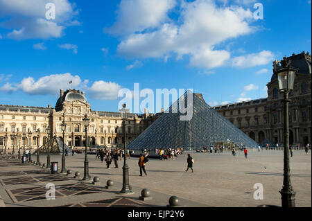 Pyramid presso il Museo Louvre Parigi Il de Paris Francia Europa Foto Stock