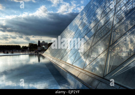 Pyramid presso il Museo Louvre Parigi Il de Paris Francia Europa Foto Stock