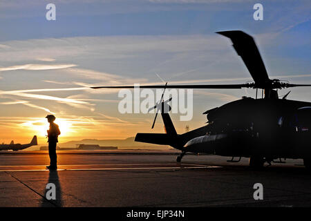 Un U.S. Soldato Spc. Andrew Jones attende alla sfilata a riposo per un quattro stelle generale a bordo di una U.S. Esercito UH-60 Black Hawk elicottero a Ramstein Air Base, Germania, Feb 25, 2009. Airman 1. Classe Grovert Fuentes-Contreras Foto Stock