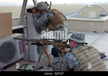 Paracadutisti assegnato alla truppa C, 5° Stormo, 73rd reggimento di cavalleria, 3° Brigata Team di combattimento, ottantaduesima Airborne Division, Division-Baghdad multinazionali, collabora con le forze di sicurezza irachene di garantire la sicurezza per le forze di polizia nazionali graduazione gen. 9 nel distretto di Rusafa orientale di Baghdad. Foto Stock