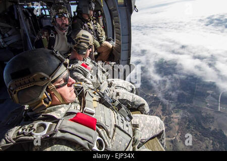 FORT HOOD, Texas -- 1 Sgt. William Huston e Staff Sgt. Ronald Barker, paracadutisti con truppe C, 2° Stormo, 38th Calvario reggimento del lungo raggio di sorveglianza, aspettare di raggiungere l'altitudine in modo che possano passare la linea statica con la nuova RA-1 sistema paracadute a Fort Hood's rapido nella zona di caduta, nov. 19. Sgt. Cody barbiere, xi Affari pubblici distacco Foto Stock