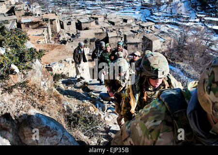 Stati Uniti I soldati con il primo plotone, società A, primo battaglione di fanteria 179th, 45th della brigata di fanteria combattere la squadra, l'Esercito nazionale afgano e i membri della Comunità soluzioni di sicurezza basate su organizzazione di polizia, salire una ripida salita al di sopra di Pata Tili village, 29 gen. MC1 Bill Steele, 7 Mobile per gli Affari Pubblici del distacco Foto Stock