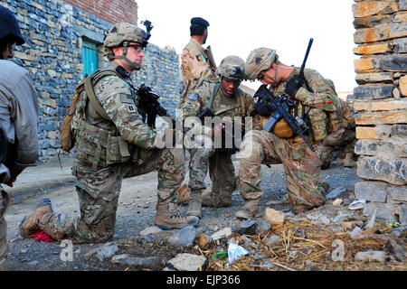 Il cap. Lou Cascino, comandante della società semplice, 2° Battaglione, 506th Reggimento di Fanteria, quarta brigata Team di combattimento, 101st Airborne Division Air Assault, tira la sicurezza mentre il personale Sgt. Eric Stephens e 1Lt. James Kromhout verificare la loro posizione durante una partnership pattuglia in Madi Khel, Khowst Provincia, Afghanistan, 20 ott. 2013. I soldati condotto una operazione di partnership con la neonata Khowst provinciale Società di risposta. Il funzionamento è stato utilizzato per convalidare la formazione che il Khwost RPC ha ricevuto recentemente e garantire che le armi illegali non venivano memorizzati in armi storiche cahce p Foto Stock