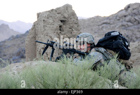 Stati Uniti Pfc dell'esercito. Justin cappotti, dal serbatoio rosso, primo plotone, Delta Company, 1° Battaglione, 4° Reggimento di Fanteria, veglia su una pattuglia vicino a inoltrare una base operativa Baylough, Afghanistan, il 16 giugno 2010. Il personale Sgt. William Tremblay, U.S. Esercito. Foto Stock