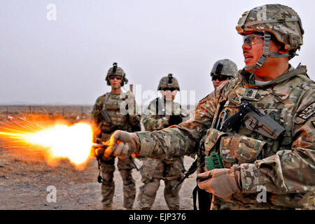 Sgt. Il Mag. Concordio Borja Jr., dal Provincial Reconstruction Team PRT Farah incendi un palmare "penna" flare con soldati provenienti da Nemesis truppa 4-2 Cavalry Scout durante una piccola gamma di armi esercitazione in avanti su una base operativa, Farah. PRT Farah ha la missione di treno, consigliare e assistere il governo afgano leader a livello comunale, District e provinciali nella provincia di Farah, Afghanistan. Lt. Il Ciad A. Dulac Foto Stock