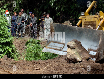 Stati Uniti I soldati dell esercito e forze armate delle Filippine soldati, Philippine nazionale di polizia e funzionari di governo locali guardare come un bulldozer sgombra una frana su una strada importante che collega molti villaggi durante un giunto AFP e Stati Uniti missione umanitaria nella parte meridionale della provincia Mindinao delle Filippine sett. 9, 2007. Stati Uniti Le forze sono parte di giunto per le operazioni speciali Force-Philippines attività che supporta AFP nella loro guerra al terrore gli sforzi e le missioni umanitarie in loro contea. La comunicazione di massa Specialist 1a classe Michael Larson rilasciato Foto Stock