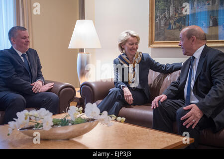 Berlino, Germania. 30 Mar, 2015. Il Ministro della Difesa tedesco, Ursula von der Leyen (C) parla con il Ministro polacco della difesa Tomasz Siemoniak (L) e il ministro della Difesa francese Jean-Yves Le Drian a Berlino, Germania, 30 marzo 2015. Foto: MAURIZIO GAMBARINI/dpa/Alamy Live News Foto Stock