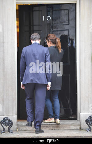 Whitehall, Londra, Regno Unito. Il 30 marzo 2015. Il cancelliere George Osborne entra n10 Downing Street. Credito: Matteo Chattle/Alamy Live News Foto Stock