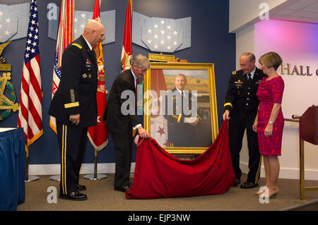 Da sinistra, U.S. Capo di Stato Maggiore dell Esercito gen. Raymond T. odierno, l'on. John McHugh, segretario dell'esercito, Gen. Martin E. Dempsey e moglie Deanie svelare Dempsey's ritratto durante una cerimonia che si terrà presso la sala degli eroi del Pentagono, Va. nov. 20, 2012. Dempsey ha servito come il XXXVII Capo di Stato Maggiore dell esercito e attuale presidente del Comune di capi di Stato Maggiore. Stati Uniti Il personale dell'esercito Sgt. Teddy Wade Foto Stock