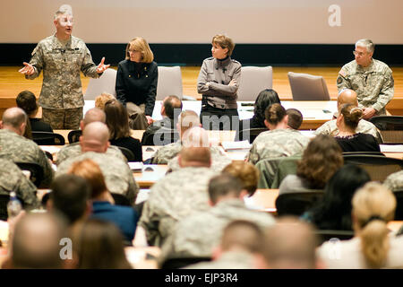 Appena nominato Sgt. Il Mag. dell'esercito Raymond F. Chandler III è unita dal Capo di Stato Maggiore dell Esercito gen. George W. Casey Jr e le loro mogli, Sheila Casey e Jeanne Chandler, mentre egli condivide le sue opinioni sul lavoro di squadra durante un corso di precomando seminario a Fort Leavenworth, Kan., il 4 marzo 2011. Chandler ha prestato giuramento come xiv sergente maggiore dell'esercito il 1 marzo 2011. /-News/2011/03/04/52849-sma-chandler-assiste-... /-News/2011/03/04/52849-sma-chandler-assiste-precomando-corso-seminario/index.html Foto Stock