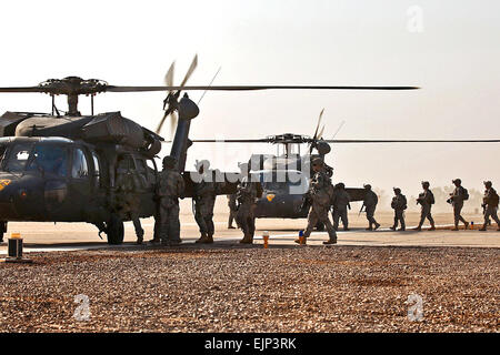 Stati Uniti I soldati dell esercito di caricare in due Black Hawk elicotteri come si preparano a volare in un paese vicino e condurre una pattuglia di presenza in Taji, Iraq, Sett. 18, 2009. I soldati sono assegnati per la prima divisione di cavalleria della società F, 3° Battaglione, 227th reggimento di aviazione, 1° aria brigata di cavalleria. Sgt. Travis Zielinski Foto Stock