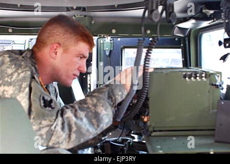 Stati Uniti Army Spc. Cory R. Principe controlla una radio, Agosto 28, 2008, per assicurarsi che funzioni correttamente in preparazione per possibili Hurricane Relief Operations dopo Gustav fa di approdo. Sgt. Nathaniel P. Orphey. Foto Stock