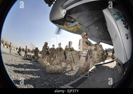 I soldati dalla Task Force Guam, 1° Battaglione, 294th Reggimento di Fanteria, Guam Esercito Nazionale Guardia, prepararsi a bordo di un CH-47 Chinook dic. 25 da Camp Phoenix, Kabul, Afghanistan, durante Guam's ultima spinta fuori del paese. Task Force Guam si è ufficialmente conclusa l Operazione Enduring Freedom dic. 26 e ha iniziato il suo ritorno a casa. Stati Uniti Esercito nazionale Guard foto di Sgt. Eddie Siguenza. Foto Stock