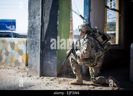 Un soldato assegnato alla Società Delta, 1° Stormo, 8° reggimento di cavalleria, 2° Brigata Team di combattimento, 1° Divisione di cavalleria, conduce una pattuglia di presenza attorno all'U.S. Consolato di Herat, Afghanistan, 5 gennaio 2014. Cpl. Alex Flynn Foto Stock