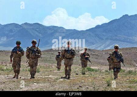 I paracadutisti con l'ottantaduesima Airborne Division il primo combattimento vigili del Team condurre una pattuglia di presenza Maggio 19, 2012, provincia di Ghazni, Afghanistan. Questi soldati sono assegnati al 3° Stormo, 73rd reggimento di cavalleria. Sgt. Michael J. MacLeod Foto Stock