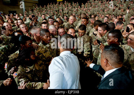 Il presidente Barack Obama saluta i soldati durante una visita a piedi. Bliss, Texas, 31 agosto 2012. DOD foto di U.S. Navy Petty Officer 1. Classe Ciad J. McNeeley Foto Stock