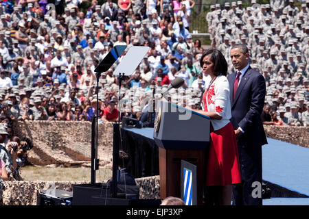 Il presidente Barack Obama e la First Lady Michelle Obama visitare Fort Stewart per riconoscere il servizio eccezionale e i sacrifici dei nostri soldati veterani e famiglie di militari che hanno svolto un ruolo cruciale nella divisione di sforzi in Iraq e in Afghanistan, Apr. 27. La First Lady Michelle Obama parla ad un pubblico di circa 10.000 soldati, Familiari, veterani e DoD civili. Sgt. Uriah Walker, 3° ID degli affari pubblici Foto Stock