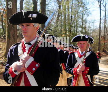 Soldati del Comandante in Capo della Guardia, 3 U.S. Reggimento di Fanteria della vecchia guardia, attendono l'inizio di una ghirlanda di cerimonia di posa all'interno il Presidente George Washington la tomba del suo Mount Vernon, Virginia, home, Feb. 18. La cerimonia è iniziata una serie di eventi che includeva una dimostrazione di cottura dalla guardia CINC e una performance musicale dalla vecchia guardia Fife e Drum Corps. Sgt. Luisito Brooks Foto Stock