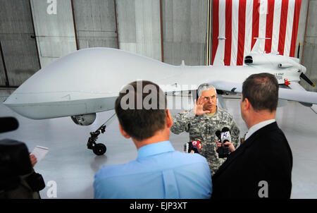 Capo di Stato Maggiore dell Esercito gen. George W. Casey Jr. risponde alle domande durante un briefing con la stampa presso l'U.S. Dell esercito centro di intelligence e scuola sulla Fort Huachuca, Ariz., Dicembre 2, 2009. D. Myles Cullen capo del personale rende la prima visita a Fort Huachuca /-news/2009/12/03/31252-capo gabinetto-fa-prima-visita a Fort huachuca/ Foto Stock