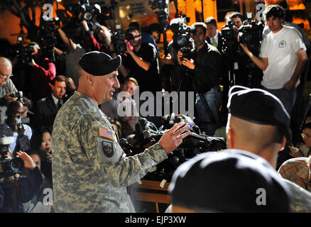 Esercito Lt. Gen. Robert cono, Comandante generale del III Corps e di Fort Hood in Texas, fornisce i dettagli di un attacco al momento dell'installazione da un bandito solitario a elementi multimediali al di fuori di Fort Hood entrata principale nov. 5, 2009. Michael Heckman Foto Stock