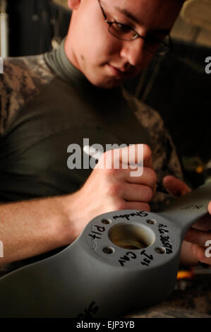 Stati Uniti Army Spc. Ronald Pyzalski, 21 della freccia tratteggiata, Okla., assegnato a Unmanned Aerial Systems plotone, Alfa Company, truppe speciali Battaglione, 3° Brigata, 1a divisione di cavalleria, segni di un usato elica di un drone in avanti una base operativa Diamondback, nei pressi di Mosul, Iraq, 22 luglio. Le eliche utilizzate sono forniti come souvenir ai soldati che il trasferimento dall'unità. Foto Stock