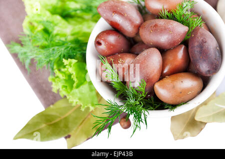 Insalata verde e nero olive salate in un piatto bianco Foto Stock