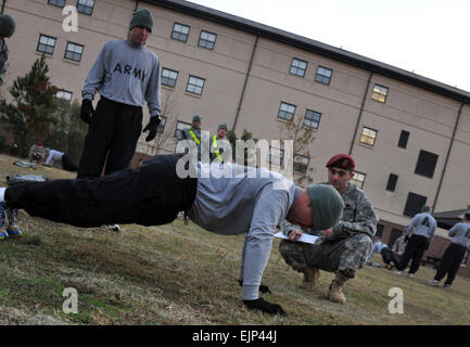 Pfc. Tony Garcia, un fante con seconda plotone, la società C, 2° Battaglione, 505th Parachute Reggimento di Fanteria, 3° Brigata Team di combattimento, ottantaduesima Airborne Division, pompe fuori pushups durante un ranger fisica test di fitness nel Dicembre 2, 2010. Il ranger fitness fisico prova era una parte di un processo di distribuzione di emergenza disponibilità di esercizio, che esegue il test di un unità di capacità di condurre una serie di attività e con un breve preavviso. Il personale Sgt. Joshua Ford rilasciato Foto Stock
