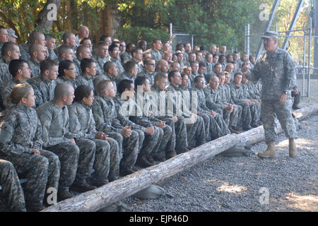 Cadetti ROTC prendere una pausa dal leader di sviluppo e valutazione della formazione del corso di impegnarsi in una sessione di domande e risposte con il Tenente Gen. Benjamin C. Freakley destra, comandante della U.S. Esercito comando delle adesioni e la formazione e la dottrina del comando vice comandante generale iniziale di addestramento militare, 19 luglio, a Fort Lewis, nello Stato di Washington Guarda l'esercito per affinare iniziale formazione officer /-news/2009/07/31/25297-esercito-guarda-per-raffinare-iniziale-officer training/ Foto Stock