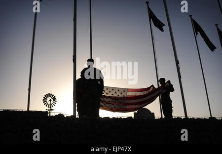 Soldati da 79a brigata di fanteria Team di combattimento, California Army National Guard, prepara ad alzare la bandiera americana a base multinazionale - Oggi Tarin Kot, Afghanistan, 5 agosto 2013. Le bandiere sono periodicamente sostituiti a causa di usura da Afghanistan difficili condizioni atmosferiche. Stati Uniti Esercito nazionale Guard foto di Sgt. Jessi Ann McCormick Foto Stock