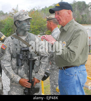 Sgt. Lenwood Stewart, un soldato con la formazione di Ranger brigata, colloqui con tenente pensionato Col. John Hort, un laureato della RTB della classe 4 nel 1958. Stewart ha visualizzato un M-4 carbine fucile e un anti-serbatoio arma per i membri del pubblico dopo la dimostrazione venerdì. Ranger veterani raccogliere sulla Fort Benning dopo 51 anni /-news/2009/10/30/29564-ranger-veterani-raccogliere-su-fort benning-dopo-IL-51-anni/ Foto Stock