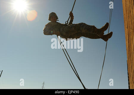 Spc. James Cutbirth dal sito del team di sicurezza fuori dei limiti il rappel tower. I soldati da Charlie Company, Task Force Raptor, serraggio fino al loro rappelling competenze nella preparazione per la loro distribuzione per il Corno d Africa il prossimo anno. Ci saranno il treno in stretta collaborazione con Air Force Para Rescue ponticelli in personale e/o di elemento sensibile ripresa. Foto Stock
