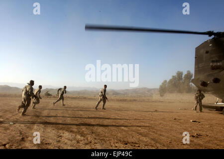 Stati Uniti I soldati dell esercito corrono verso un elicottero che porta una nuova fornitura di munizioni per combattere avamposto Cherkatah, Khowst provincia, Afghanistan, nov. 26, 2009. I soldati sono dispiegati con società D, 3° Battaglione, 509a Reggimento di Fanteria. Il personale Sgt. Andrew Smith Foto Stock