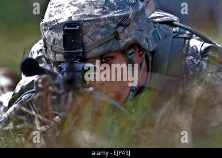 Un paracadutista con l'ottantaduesima Airborne Division della "Brigata del diavolo" mira sua M240-B equipaggio servito mitragliatrice durante una macchina-gun leader dell' corso il 14 ottobre 2011, a Fort Bragg, N.C. Il soldato è un fante con 2° Battaglione, 504th Parachute Reggimento di Fanteria, 1° Brigata Team di combattimento. Sgt. Michael J. MacLeod Foto Stock