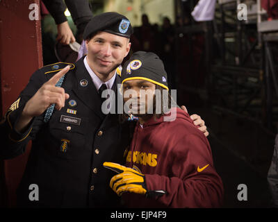 Washington Redskins wide receiver, Brandon banche, pone con U.S. Il personale dell'esercito Sgt. Shawn Hibbard, un fante assegnati a Personale misto - riserva di esercito di elemento fuori di Suffolk, Virginia, prima della Redskins giocato Dallas Cowboys a FedEx in campo Landover, Md., Dic 30, 2012. Hibbard è una Stella di Bronzo con Valor destinatario che è stato onorato con il gioco da USAA. Sgt. 1. Classe Mark Burrell, Comune di Affari pubblici elemento di supporto Foto Stock