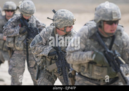 Stati Uniti Army Sgt. 1. Classe Tyler Youngs, un sottufficiale in carica con Kapisa Provincial Reconstruction Team civili-militari cella, prende un occhiata al suo bersaglio prima di sparare ad esso con un m4 carbine durante riflessivo di formazione antincendio a inoltrare una base operativa Morales-Frazier, provincia di Kapisa, Afghanistan, il 31 marzo 2011. La missione di Kapisa Provincial Reconstruction Team era di aiutare i governi locali e nazionali di Afghanistan prevedono lo sviluppo e la sicurezza per gli afghani. Il personale Sgt. Kyle Brasier, U.S. Air Force. Rilasciato Foto Stock