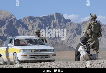 Soldati dal 2° plotone, società A, 1° Battaglione, 504th Parachute Reggimento di Fanteria, cordon una strada dopo un percorso gioco patrol localizza una improvvisata dispositivo esplosivo 31 Maggio nei pressi di Shin Kay village. Foto Stock