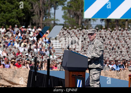 La terza divisione di fanteria Comandante Generale Maggiore Generale Robert Abe Abrams parla alla folla in attesa in previsione per il Presidente Barack Obama e la First Lady Michelle Obama per arrivare, Apr. 27. Alla riunione hanno partecipato circa 10.000 soldati, Familiari, veterani e DoD civili. Sgt. Uriah Walker, 3° ID degli affari pubblici Foto Stock