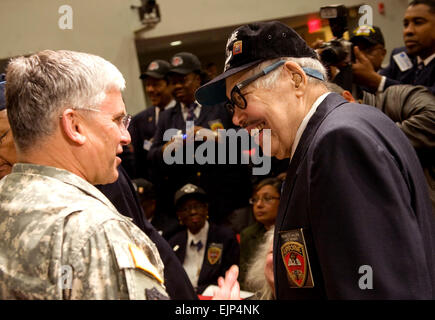 Gen. George W. Casey Jr., capo di stato maggiore dell esercito, colloqui con Roger Walden, uno dei tre superstiti dell'originale "Triple Nickles" unità, durante una cerimonia di riconoscimento al Pentagono il 25 marzo. Il 555th paracadute battaglione di fanteria, o "Triple Nickles,"è stata la nazione prima tutto nero paracadute di fanteria plotone di prova, la società e il battaglione. Successi di esercito 'Triple Nickles' eredità alla cerimonia del Pentagono /-news/2010/03/30/36570-esercito-onori-triple-nickles-legacy-a-pentagono-cerimonia/index.html Foto Stock